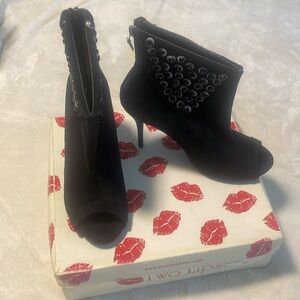 New w/box Ladies Two Lips Women's Minx Suede open-toe Bootie Size 8.5M